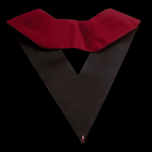 Detalle de gorra masónica con emblema bordado, representando la hermandad masónica. Guantes masones usados en rituales de iniciación del Rito Escocés, sobre fondo oscuro. Gorra masónica y guantes masones dispuestos como parte del vestuario formal en Freemasonry. Conjunto ritual completo para iniciación masónica del Rito Escocés, incluyendo guantes y gorra. Simbolismo de la hermandad masónica en una imagen con accesorios típicos de Freemasonry. Fotografía ceremonial con guantes masones, gorra masónica y símbolos del Rito Escocés.