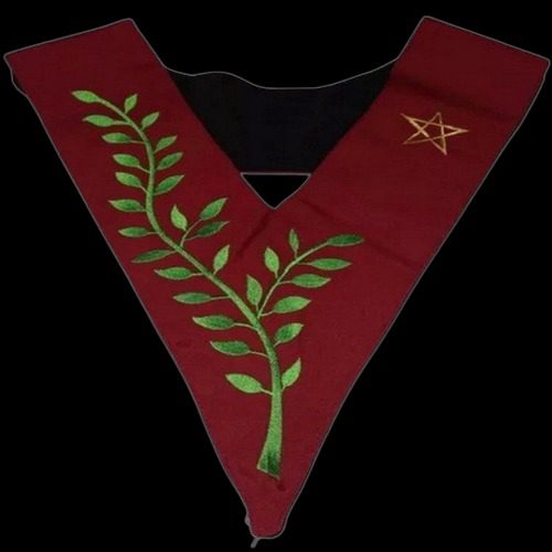 Gorras masónicas y guantes masones colocados para ceremonia de iniciación masónica del Rito Escocés. Vista frontal de una gorra masónica con insignias bordadas, símbolo de la hermandad masónica en Freemasonry. Guantes masones blancos sobre mesa ritual, usados durante la iniciación masónica del Rito Escocés. Accesorios tradicionales de Freemasonry: gorras masónicas y guantes masones junto a mandiles. Detalle de gorra masónica con emblema bordado, representando la hermandad masónica. Guantes masones usados en rituales de iniciación del Rito Escocés, sobre fondo oscuro.