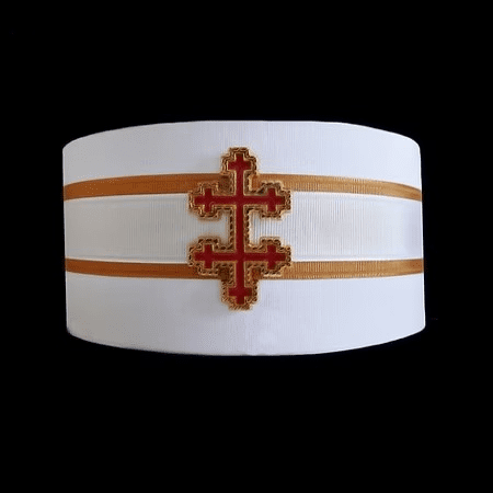 Birrete masónico blanco con cruz patriarcal roja y dorada, utilizado por el grado 33 del Rito Escocés Antiguo y Aceptado