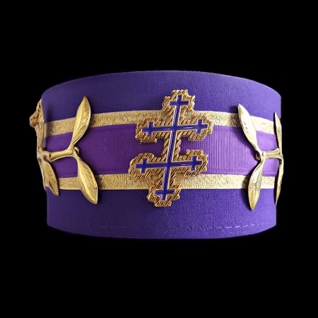 Birrete masónico grado 33 color morado con cruces doradas y ramas de laurel, usado en ceremonias del Rito Escocés Antiguo y Aceptado