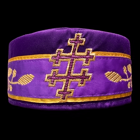 Birrete masónico morado con cruz patriarcal bordada en dorado y detalles rituales del grado 33 del Rito Escocés Antiguo y Aceptado