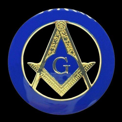 Gorras masónicas y guantes masones colocados para ceremonia de iniciación masónica del Rito Escocés. Vista frontal de una gorra masónica con insignias bordadas, símbolo de la hermandad masónica en Freemasonry. Guantes masones blancos sobre mesa ritual, usados durante la iniciación masónica del Rito Escocés. Accesorios tradicionales de Freemasonry: gorras masónicas y guantes masones junto a mandiles. Detalle de gorra masónica con emblema bordado, representando la hermandad masónica. Guantes masones usados en rituales de iniciación del Rito Escocés, sobre fondo oscuro. Gorra masónica y guantes masones dispuestos como parte del vestuario formal en Freemasonry.