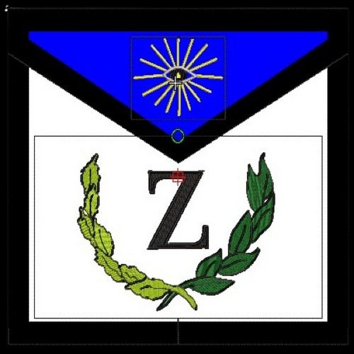 Vestidos masónicos bordados con emblemas de logia, acompañados de cinturones rituales. Tirantes y cinturones masónicos dispuestos sobre ropa ceremonial, parte esencial de la vestimenta masónica. Sombrero masónico con escudo bordado, junto a vestimenta masónica de ceremonia. Exhibición de ropa vestimenta masónica, con énfasis en los tirantes y cinturones decorativos.