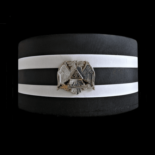 Birrete rígido Caballero Kadosh 30° REAA en negro con fajas blancas y águila bicéfala – Houston, TX