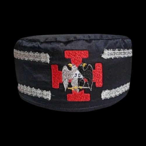 Birrete masónico grado 32 Caballero Kadosh, Rito Escocés, con águila bicéfala y cintas blancas.