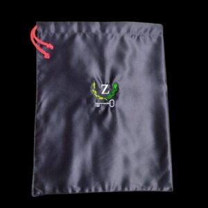 Bolsa de satín negro bordada con insignia de Maestro Secreto: letra Z, llave y ramas de laurel