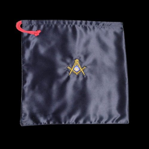 Bolsa masónica negra de satín con escuadra y compás bordados en dorado y azul, usada por Maestro Masón para guardar regalia ritual