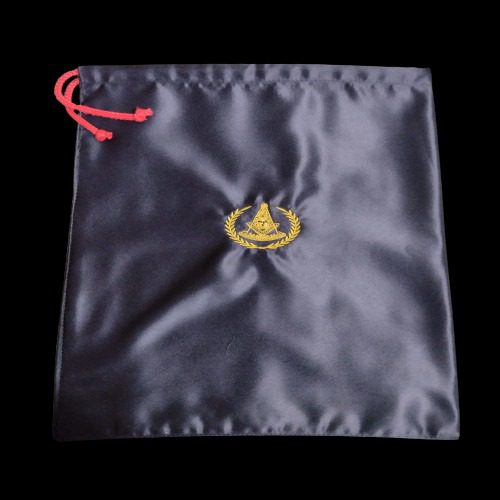 Representación detallada de simbología masónica en un mandil del Rito Antiguo y Aceptado. Accesorios masónicos tradicionales usados en ceremonias del Rito Antiguo y Aceptado. Mesa decorada con herramientas y simbología masónica del Antiguo y Aceptado Rito Escocés. Joya masónica con símbolos del Rito Antiguo y Aceptado sobre fondo oscuro. Escuadra y compás en grabado antiguo, elementos clave de la simbología masónica. Colección de accesorios masónicos en vitrina, representando el Rito Antiguo y Aceptado. Detalle de anillo masónico con emblemas del Antiguo y Aceptado Rito. Logia decorada con símbolos y accesorios masónicos pertenecientes al Rito Escocés Antiguo y Aceptado. Libro abierto mostrando ilustraciones de simbología masónica del Rito Antiguo y Aceptado.