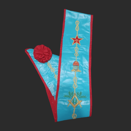 Banda o estola masónica de Maestro Masón elaborada en piel genuina azul celeste con bordados dorados del Rito Escocés, incluyendo escuadra, compás, estrella flamígera y templo