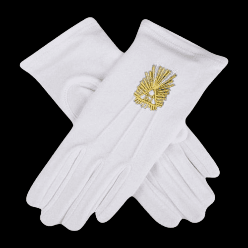 Colección de accesorios masónicos en vitrina, representando el Rito Antiguo y Aceptado. Detalle de anillo masónico con emblemas del Antiguo y Aceptado Rito. Logia decorada con símbolos y accesorios masónicos pertenecientes al Rito Escocés Antiguo y Aceptado. Libro abierto mostrando ilustraciones de simbología masónica del Rito Antiguo y Aceptado. Cofre de madera con accesorios masónicos utilizados en rituales del Rito Antiguo y Aceptado.