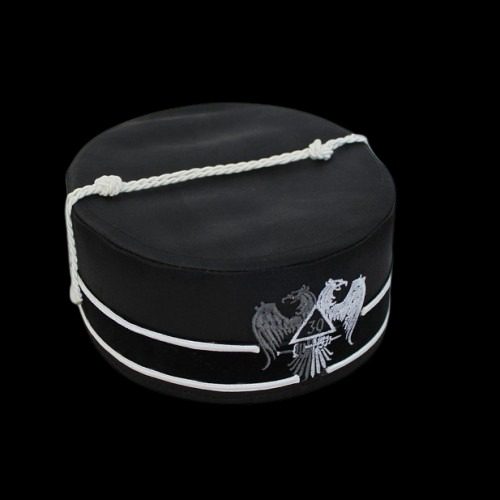 Birrete masónico grado 32 Caballero Kadosh, Rito Escocés, con águila bicéfala y blancas.