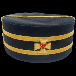 Birrete masónico negro con bordado de cruz dorada y número 32 en triángulo rojo, usado en ceremonias del grado 32 del REAA