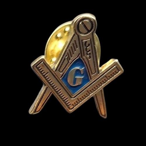 Pin Aprendiz Masón con escuadra y compás en metal dorado, símbolo masónico para ceremonia, logia y vestimenta formal