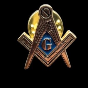 Pin Compañero Masón con escuadra y compás, símbolo masónico en metal dorado con esmalte azul, ideal para logia y ceremonias
