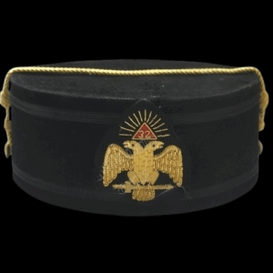 Birrete Masónico de grado 32° del Rito Escocés con águila bicéfala dorada y triángulo rojo.