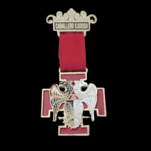 Medalla Masónica Caballero Kadosh 30° REAA con cinta roja y águila bicéfala. Mandil de Compañero Masón REAA en piel genuina 100%, elaborado en Houston, TX.