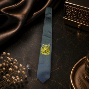 Corbata masónica gris con emblema dorado radiante del grado 33, Gran Inspector General